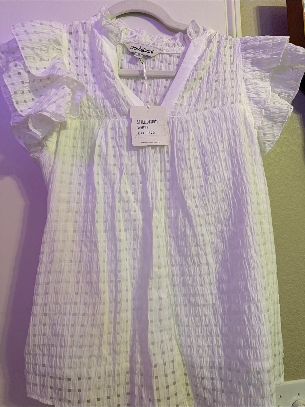 DAVI & DANI White Textured Ruffle Sleeve Women’s Top
